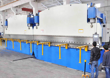 320 T CNC synchroniseren de Buigende Machinebegin Achter elkaar van de Persrem van Trapeziumplaat