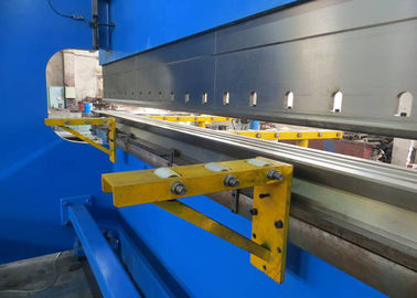 320 T CNC synchroniseren de Buigende Machinebegin Achter elkaar van de Persrem van Trapeziumplaat